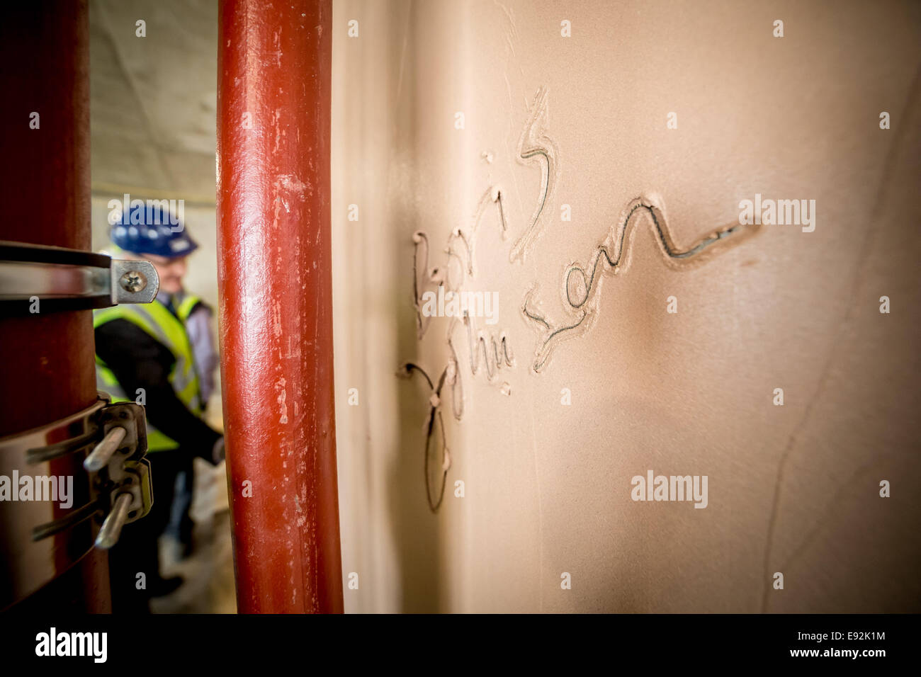 Londra, Regno Unito. Xvii oct, 2014. Il sindaco Boris Johnson visite nuove case nella penisola di Greenwich 2014 Credit: Guy Corbishley/Alamy Live News Foto Stock