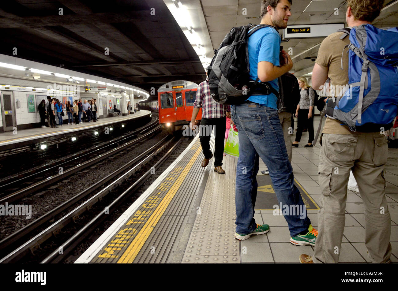 Londra, Inghilterra, Regno Unito. I viaggiatori con zaino in una stazione della metropolitana Foto Stock