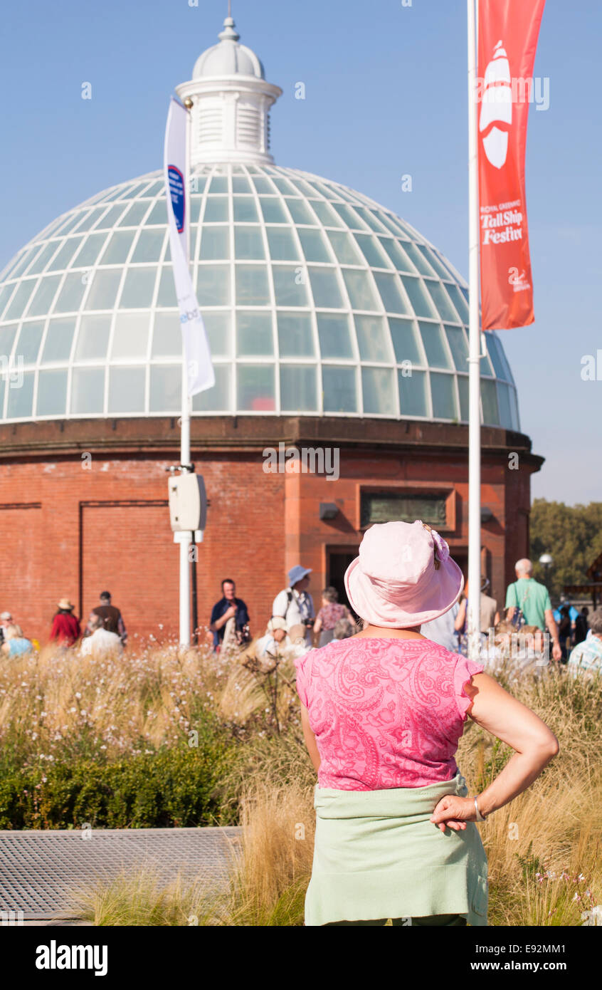 La donna in piedi che guarda a Greenwich Foot Tunnel, Londra nel mese di settembre Foto Stock