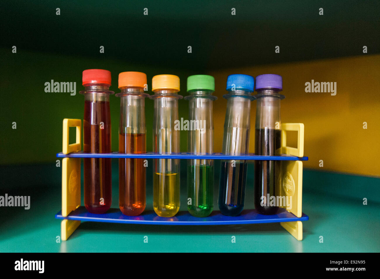 Fila di provette con assortimento di liquido colorato Foto Stock