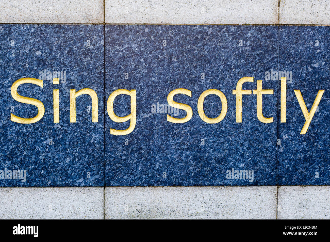 Cantare dolcemente scritte in oro su marmo Foto Stock