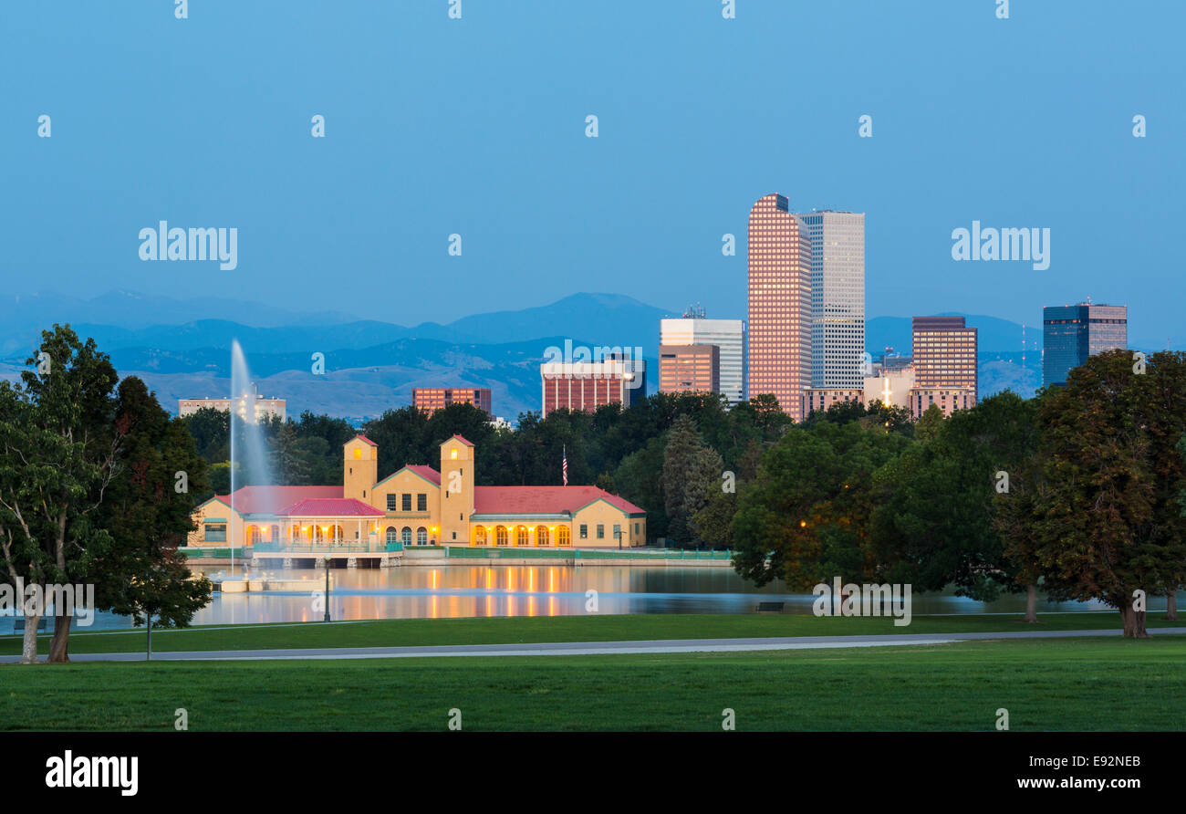 Denver, Colorado, Stati Uniti d'America - dal parco della città con la fontana, il boathouse e lago Ferril, Denver Foto Stock