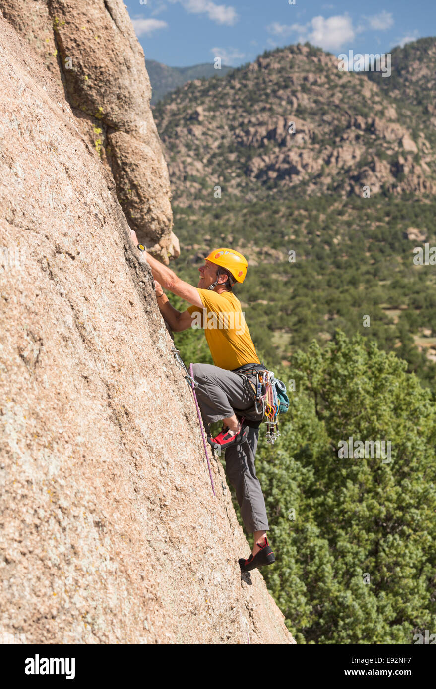 Arrampicatore - uomo anziano che si arrampica sulle Turtle Rocks vicino a Buena Vista, Colorado, Stati Uniti Foto Stock