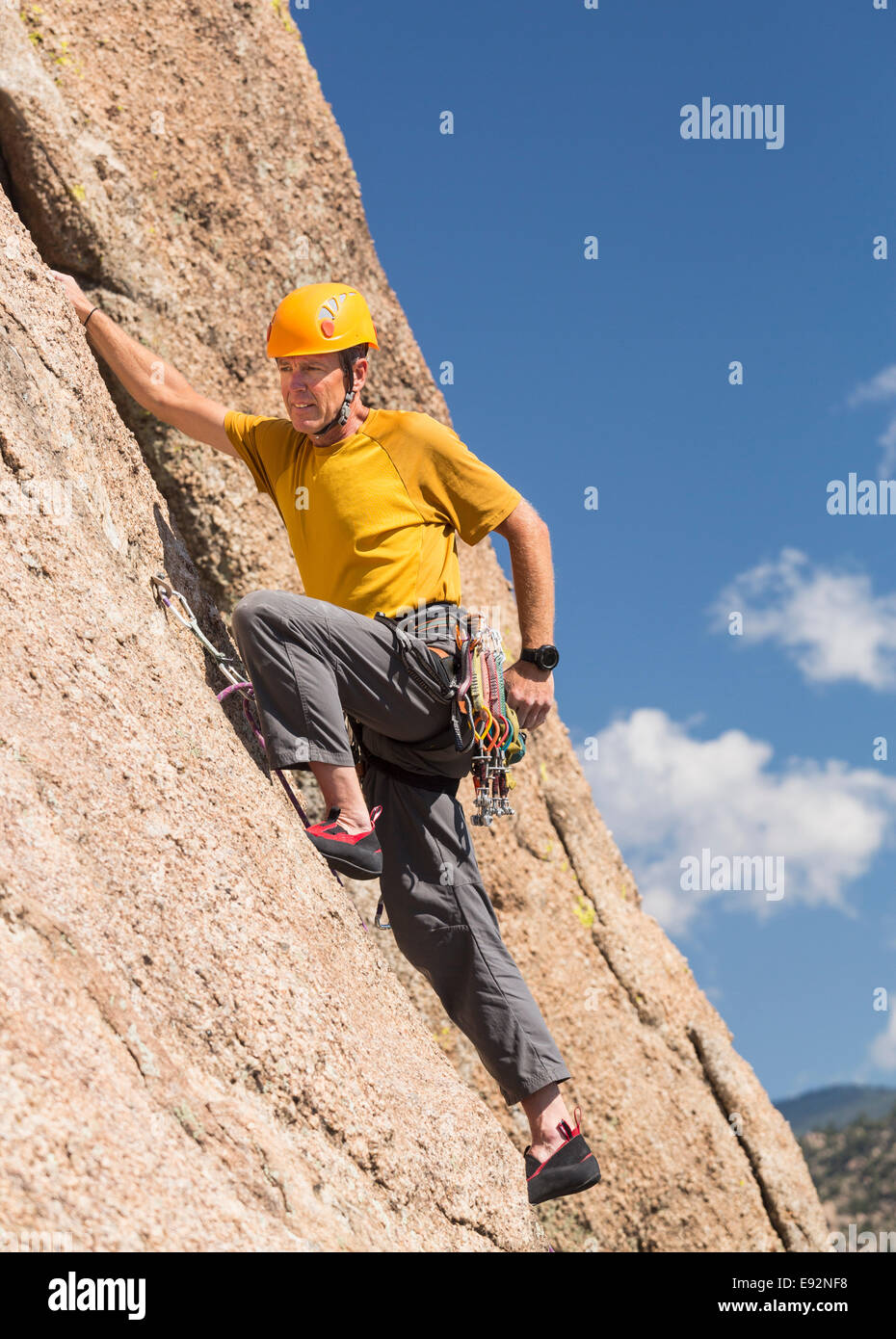 Senior scalatore maschio arrampicata sulle rocce di tartaruga nei pressi di Buena Vista, Colorado, STATI UNITI D'AMERICA Foto Stock