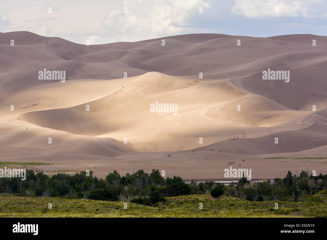 Great Sand Dunes National Park, COLORADO, Stati Uniti d'America con le persone camminare sulla sabbia Foto Stock