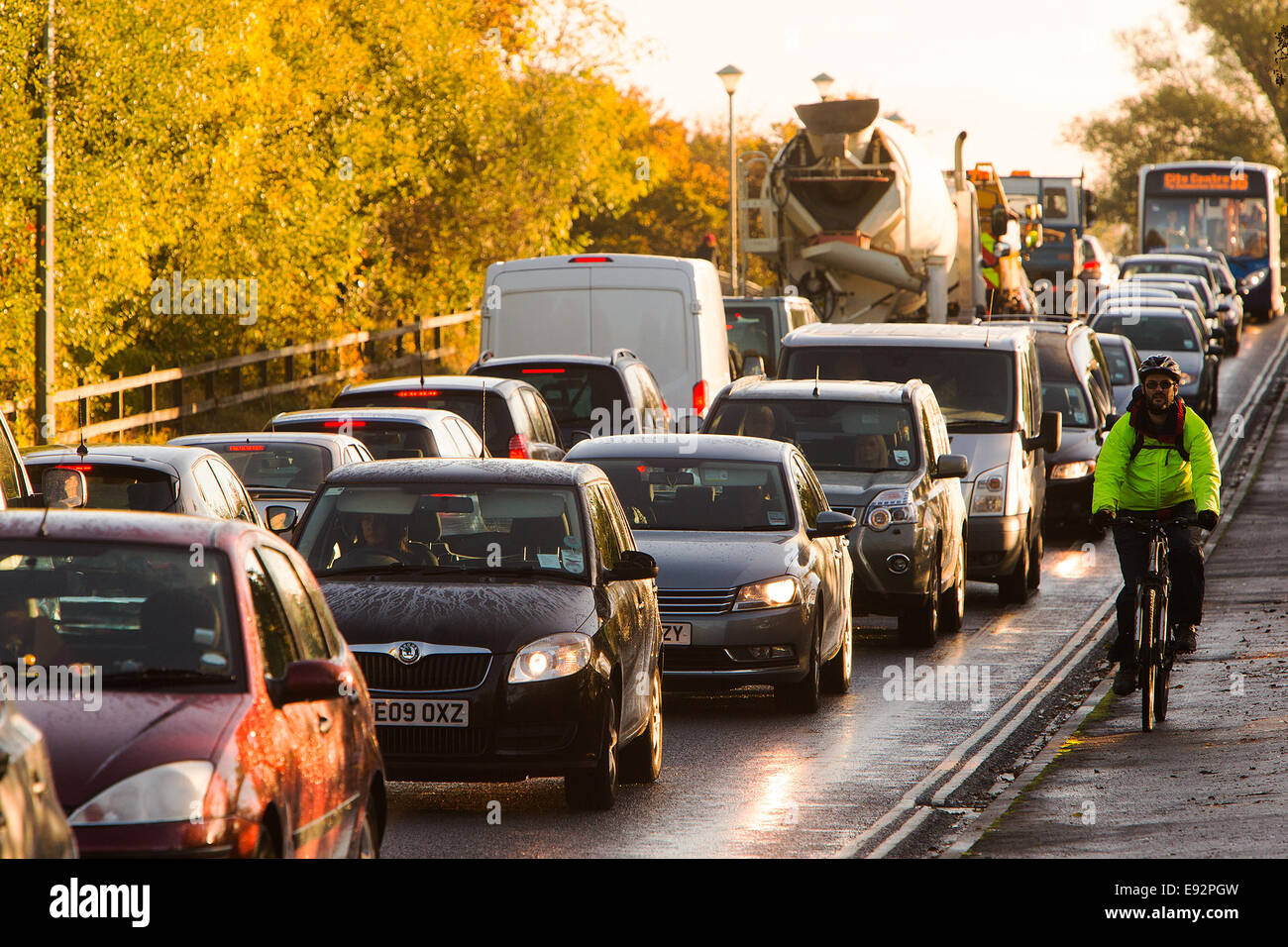 15-10-2014 Rush Hour traffico dopo le modifiche a opere stradali per Kennington rotonda e chiusura della estremità di Abingdon il traffico su strada in una fase di stallo in entrambe le direzioni su Donnington Bridge Road. Catchline: lunghezza del traffico: live pic copia: Alex Wynick Pic: Damian Foto Stock