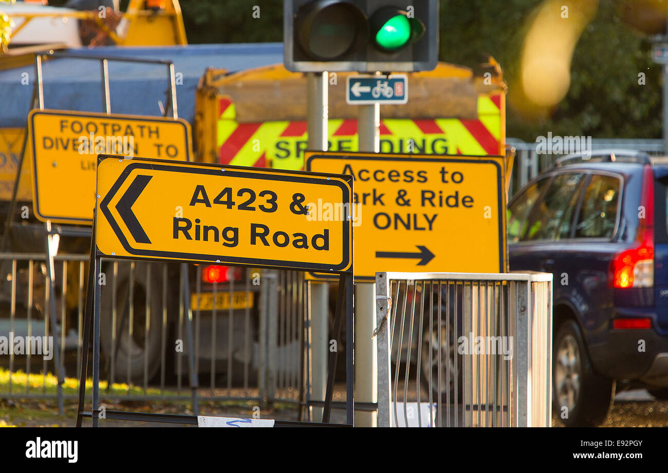 15-10-2014 Rush Hour traffico dopo le modifiche a opere stradali per Kennington rotonda e chiusura della estremità di Abingdon Road il traffico sulla vecchia Abingdon Road che desiderano unire l' anello su strada sono diretti a Donnington Bridge Road. Catchline: lunghezza del traffico: live pic C Foto Stock