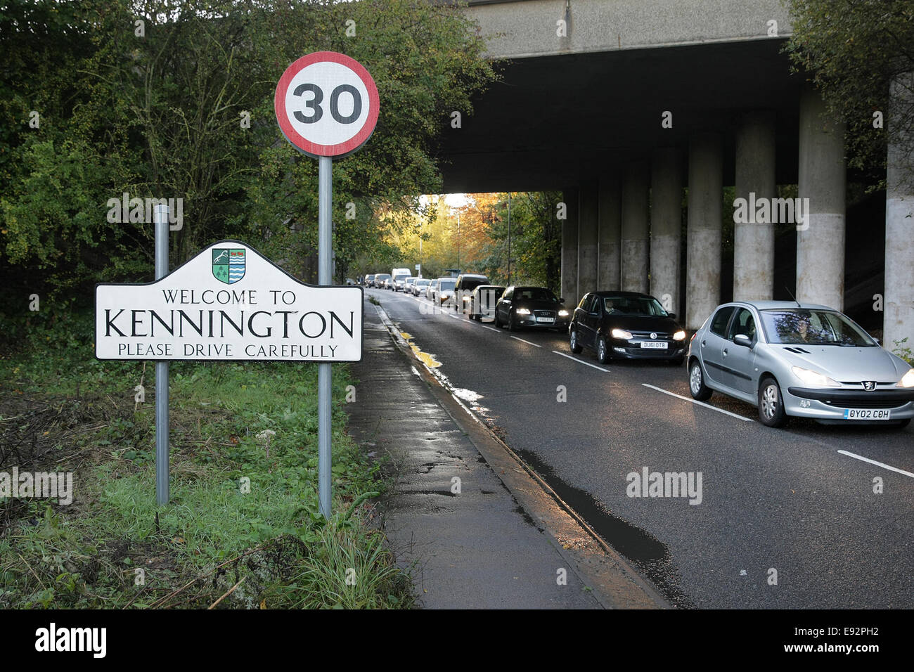 15-10-2014 Rush Hour traffico dopo le modifiche a opere stradali per Kennington rotonda e chiusura della estremità di Abingdon Road code di traffico attraverso Kennington. Catchline: lunghezza del traffico: live pic copia: Alex Wynick Pic: Damian Halliwell foto Foto Stock