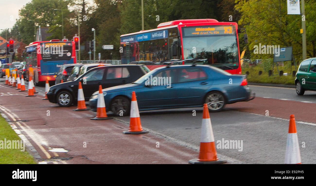 15-10-2014 Rush Hour traffico dopo le modifiche a opere stradali per Kennington rotonda e chiusura della estremità di Abingdon Road accorgersi che l accesso a Kennington Roaundabout da Abingdon Road non è possibile eseguire i driver u-turn attraverso il percorso del bus approac Foto Stock