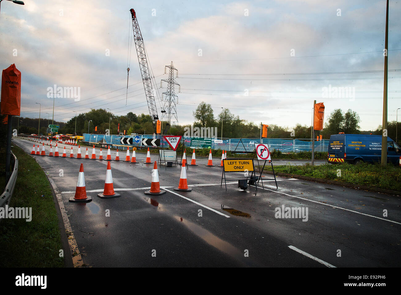 15-10-2014 Rush Hour traffico dopo le modifiche a opere stradali per Kennington rotonda e chiusura della estremità di Abingdon Road Kennington rotonda. Catchline: lunghezza del traffico: live pic copia: Alex Wynick Pic: Damian Halliwell foto Foto Stock