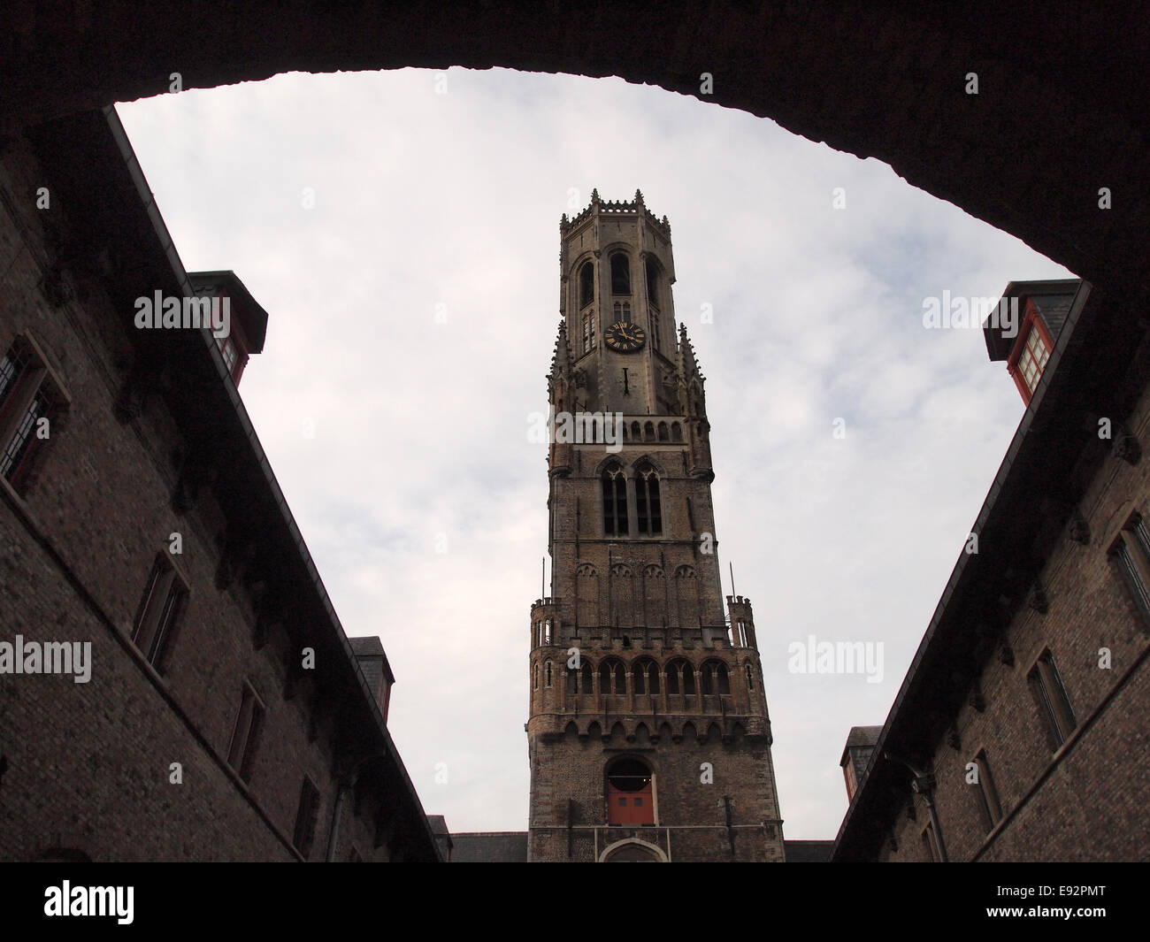 Il campanile di Bruges, o Belfort, è un campanile medievale risalente a circa il 1240, nel cuore della città storica di Bruges in Belgio Foto Stock