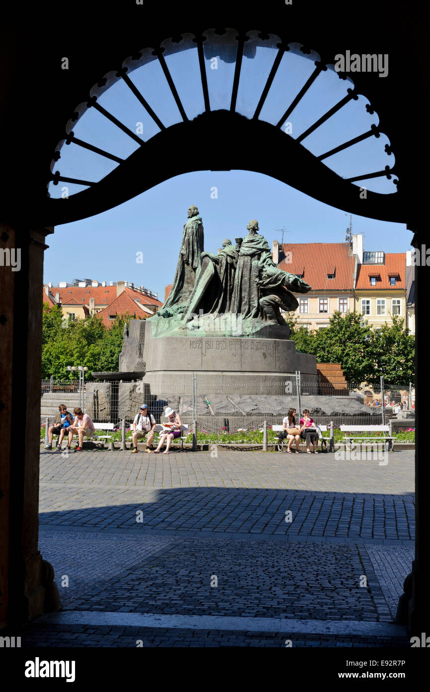 Jan Hus monumento con la chiesa di San Nicola a distanza nella Piazza della Città Vecchia di Praga, Repubblica Ceca. Foto Stock