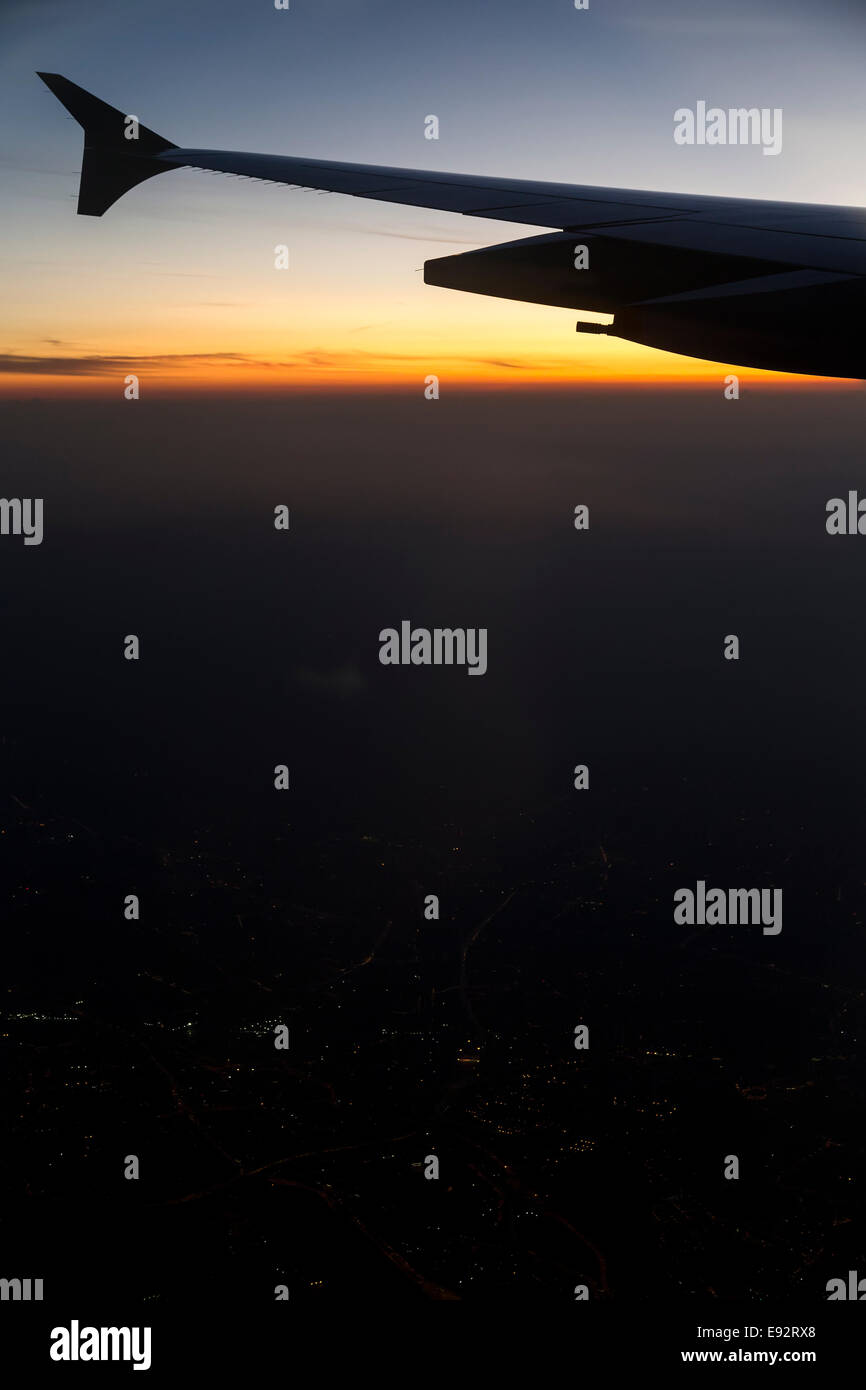 Ala di aeroplano contro Alba e terreni in ombra, volo per Kuala Lumpur, Malaysia Airlines Foto Stock