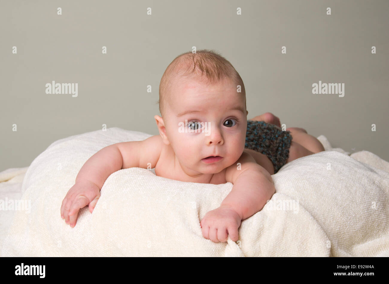 9 mese fa baby boy tenendo la sua testa in alto Foto Stock