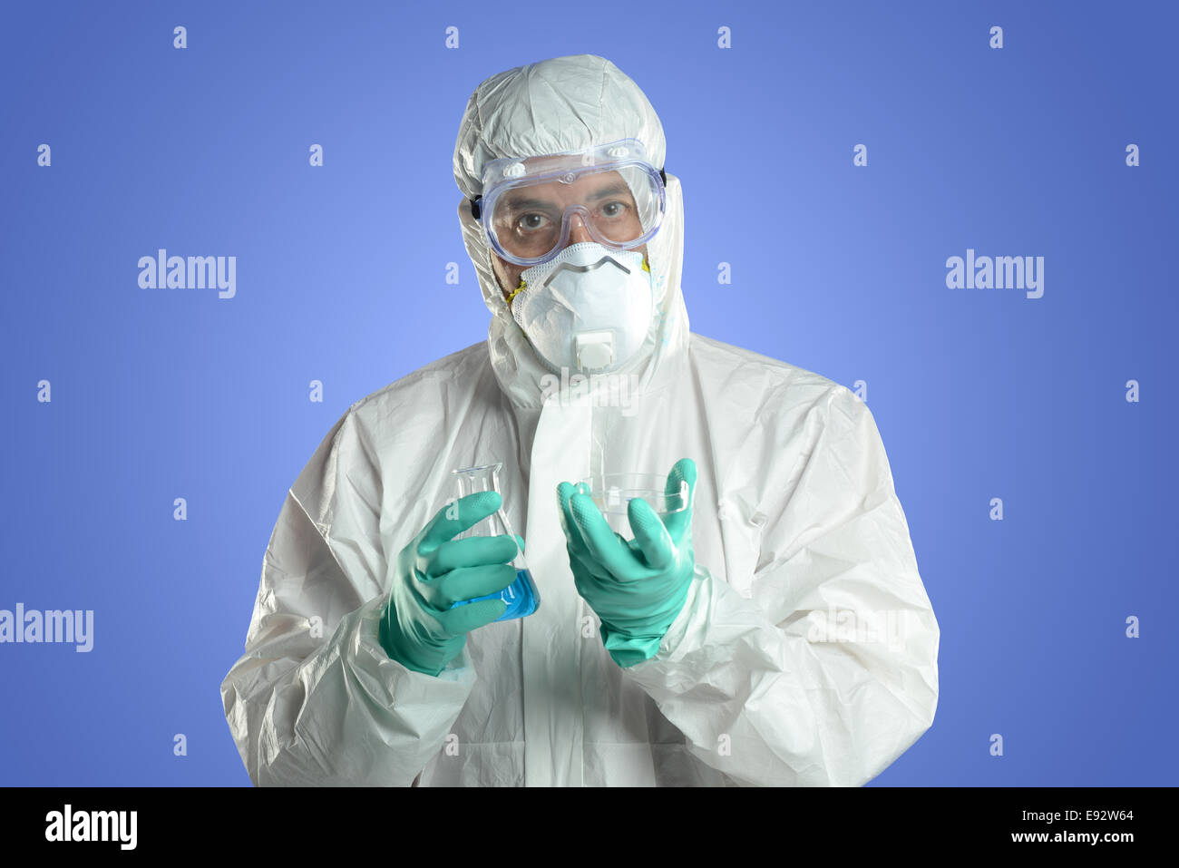 Ricercatore con protettivi hazmat suit in laboratorio Foto Stock