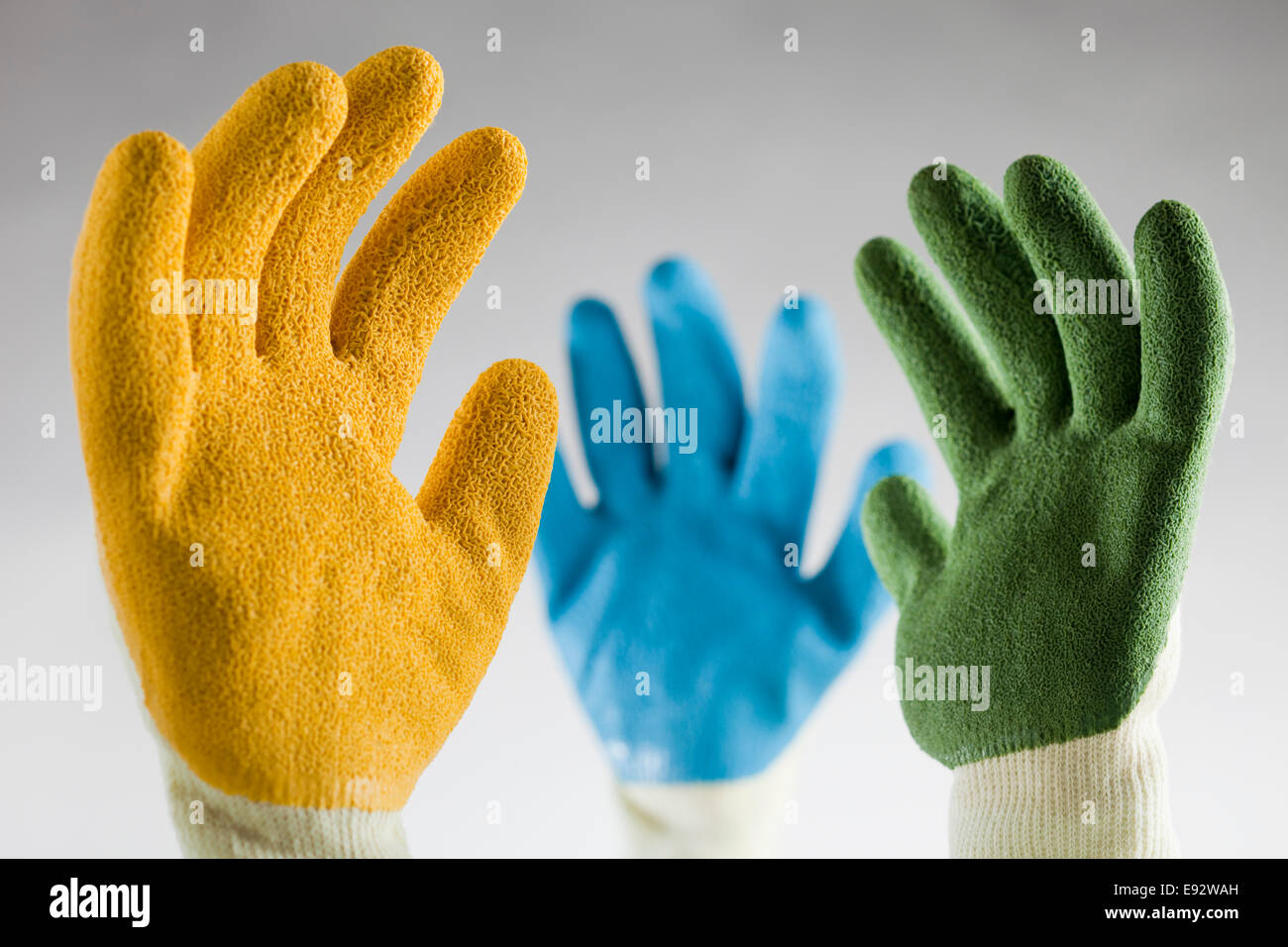 Immagine concettuale di gomma colorata guanti da lavoro Foto Stock