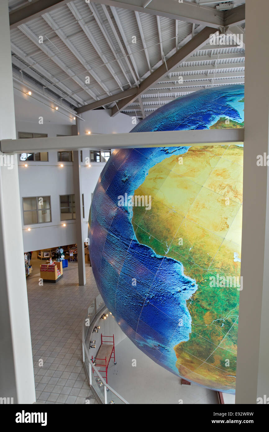 Globo, Eartha, più grande del mondo di rivoluzione e rotazione globe, DeLorme Mappa Store, Yarmouth, Maine Foto Stock
