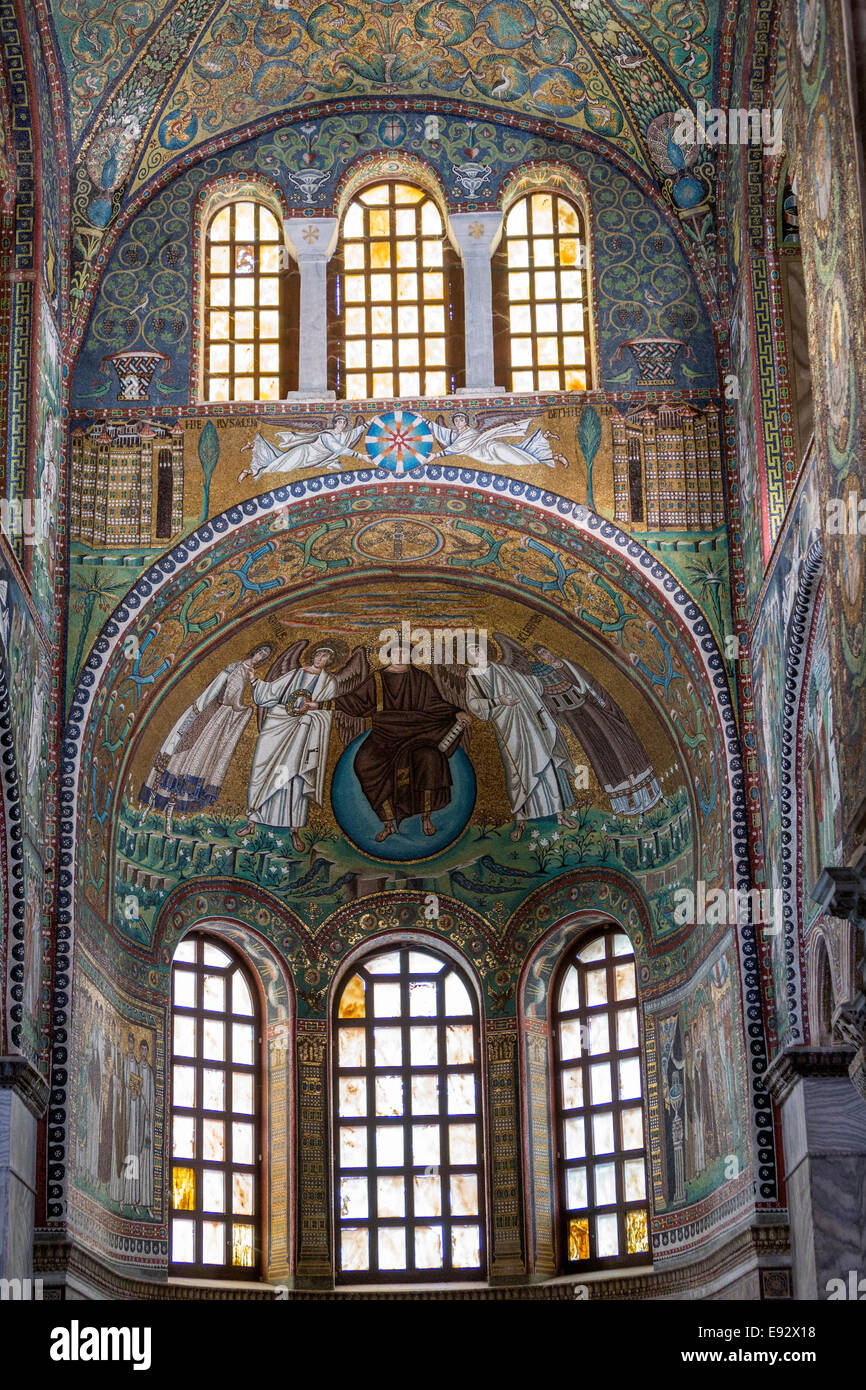 Basilica di San Vitale mosaici bizantini Cupola del coro: Cristo offre la corona martire di San Vitale Foto Stock