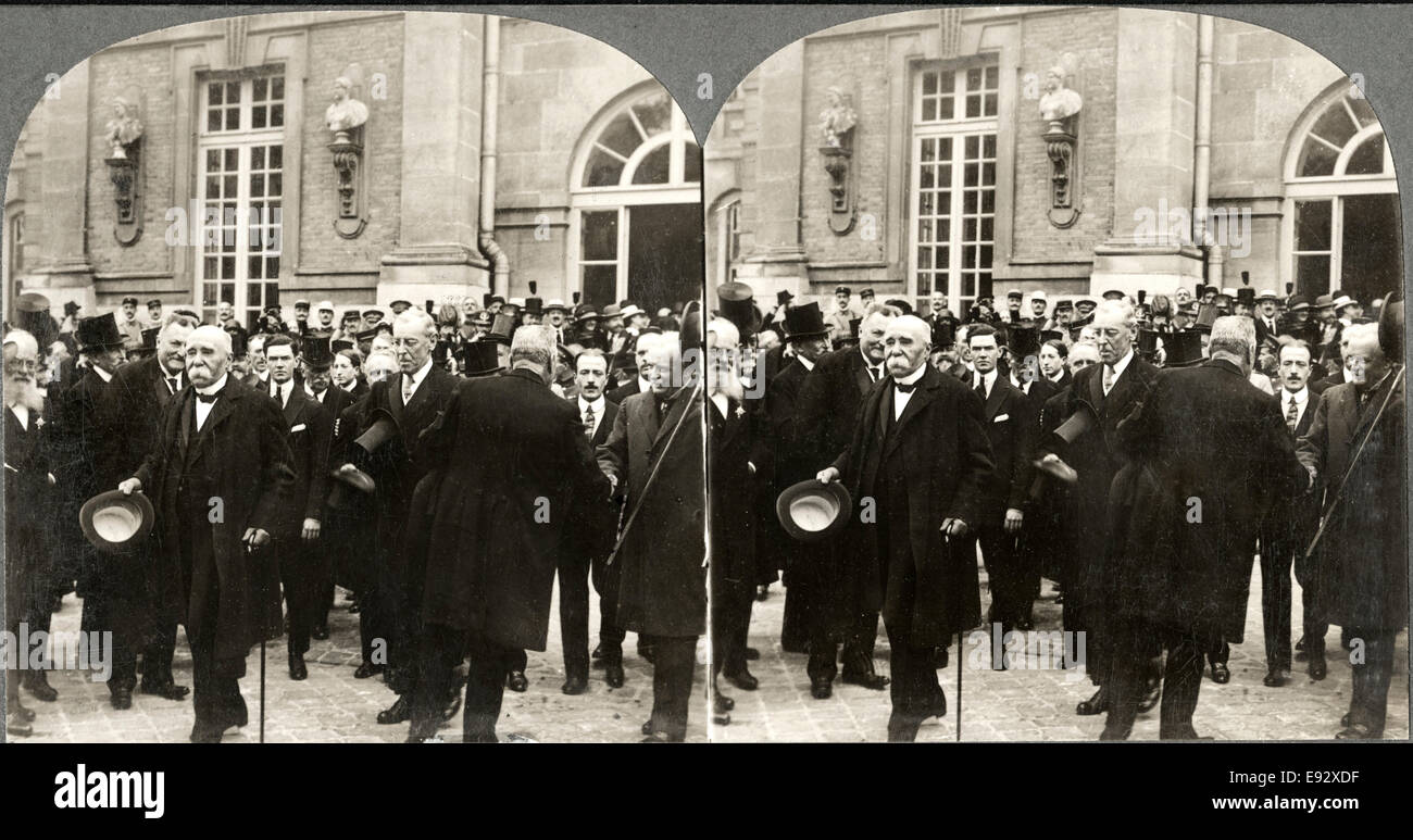 Georges Clemenceau, Woodrow Wilson, & David Lloyd George, lasciando il palazzo di Versailles durante il Trattato di pace, scheda Stereo, 28 giugno 1919 Foto Stock