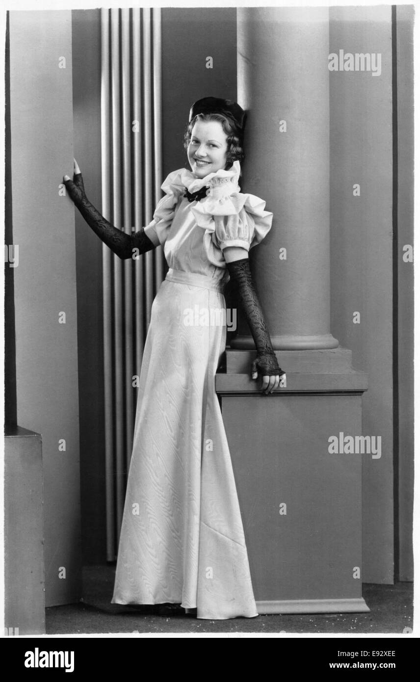 Moda Donna in abito lungo con maniche increspato e il collare e guanti Elbow-Length, Ritratto, circa 1921 Foto Stock