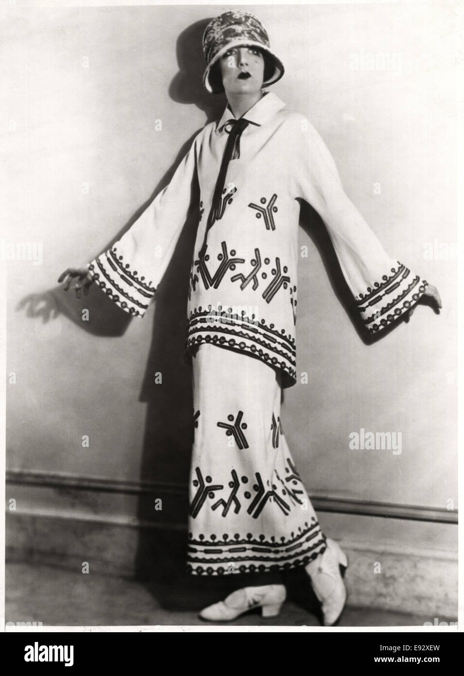 Moda Donna in in due pezzi vestito di Bianco twill, applique motivi e ricami con Hat, Ritratto, circa 1922 Foto Stock