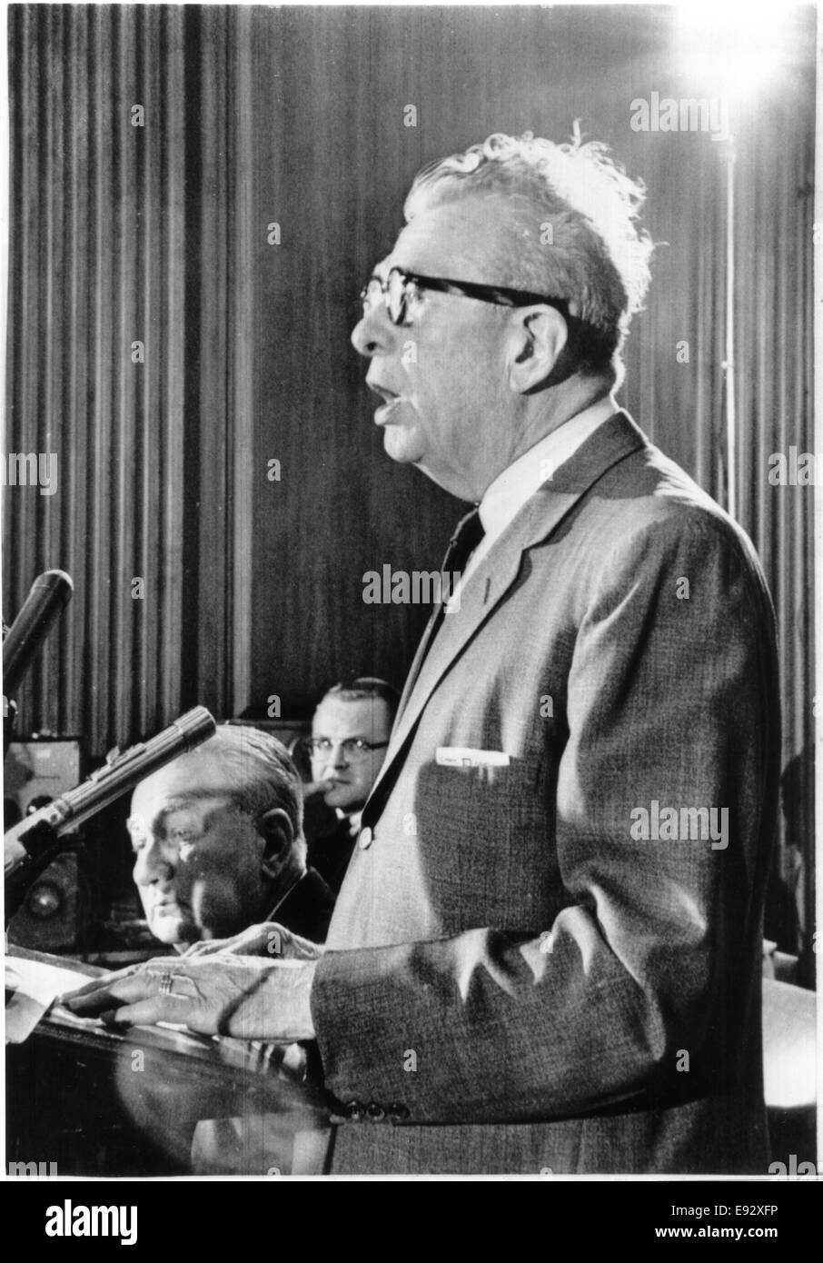 Stati Uniti Senato leader GOP, Everett Dirksen, affrontando in conferenza stampa, Ritratto, 1964 Foto Stock