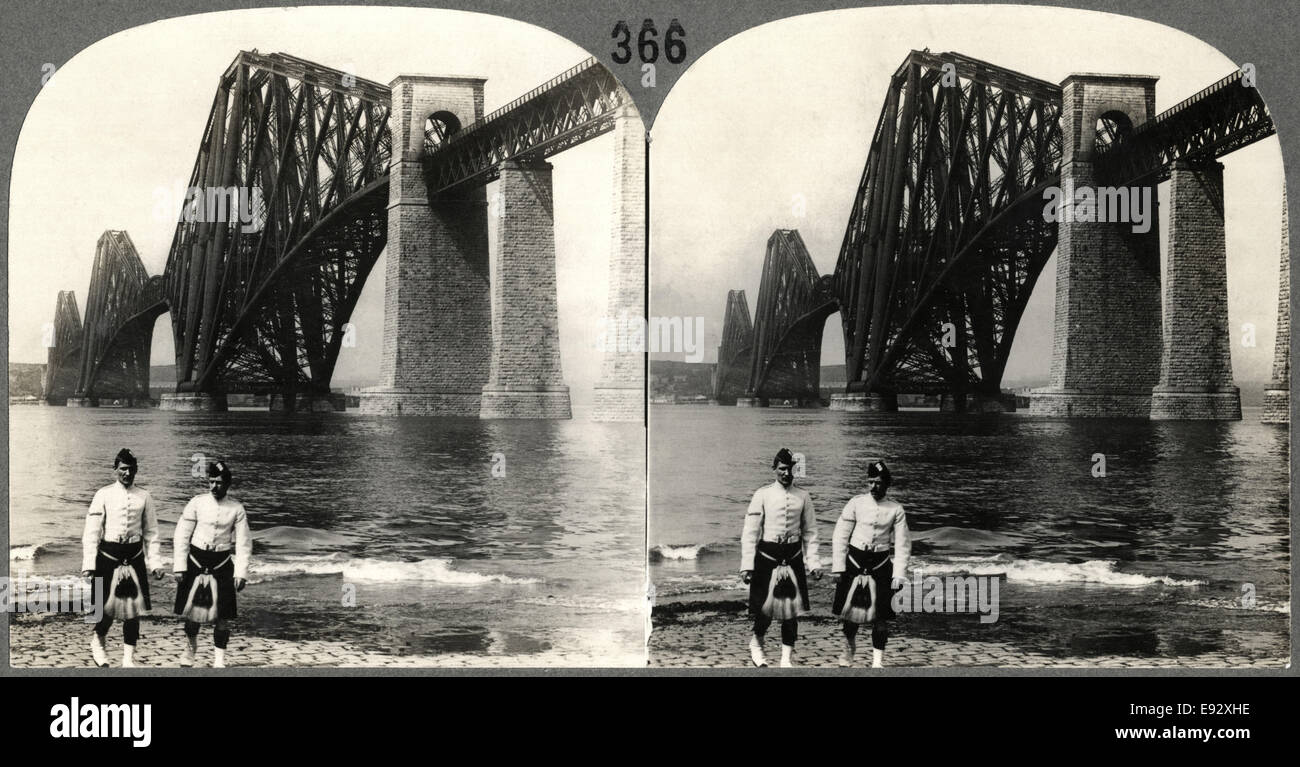 Due maschio Montanari in Costume nativo permanente sulla banca del Firth of Forth vicino al Ponte di Forth Rail, Queensferry, Scozia, scheda Stereo, circa 1900 Foto Stock