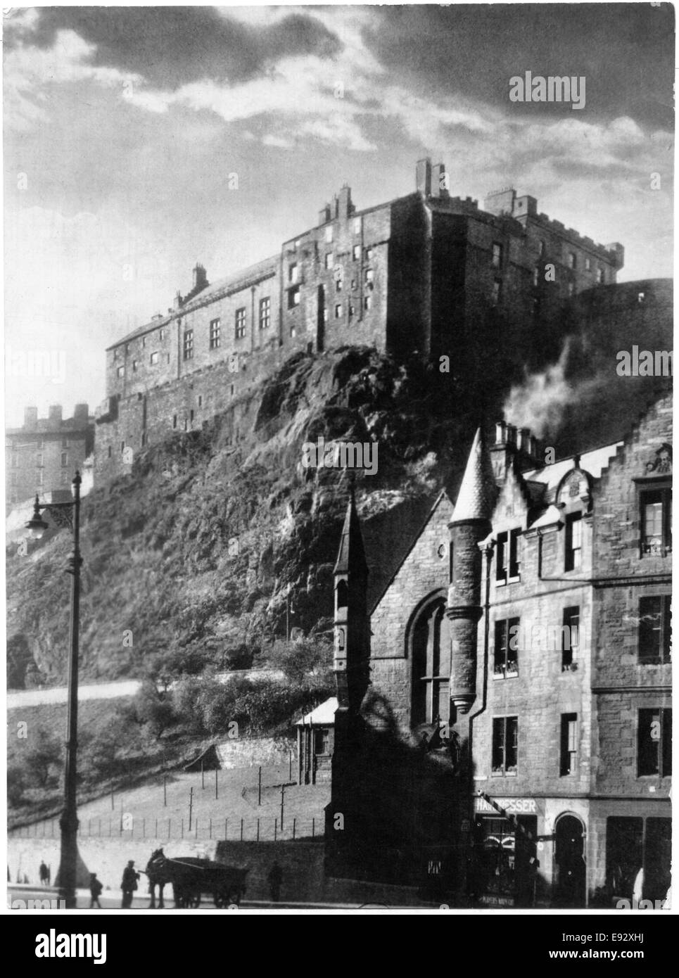 Vecchio Grassmarket sotto il Castello di Edimburgo, Edimburgo, Scozia, Regno Unito, circa 1900 Foto Stock