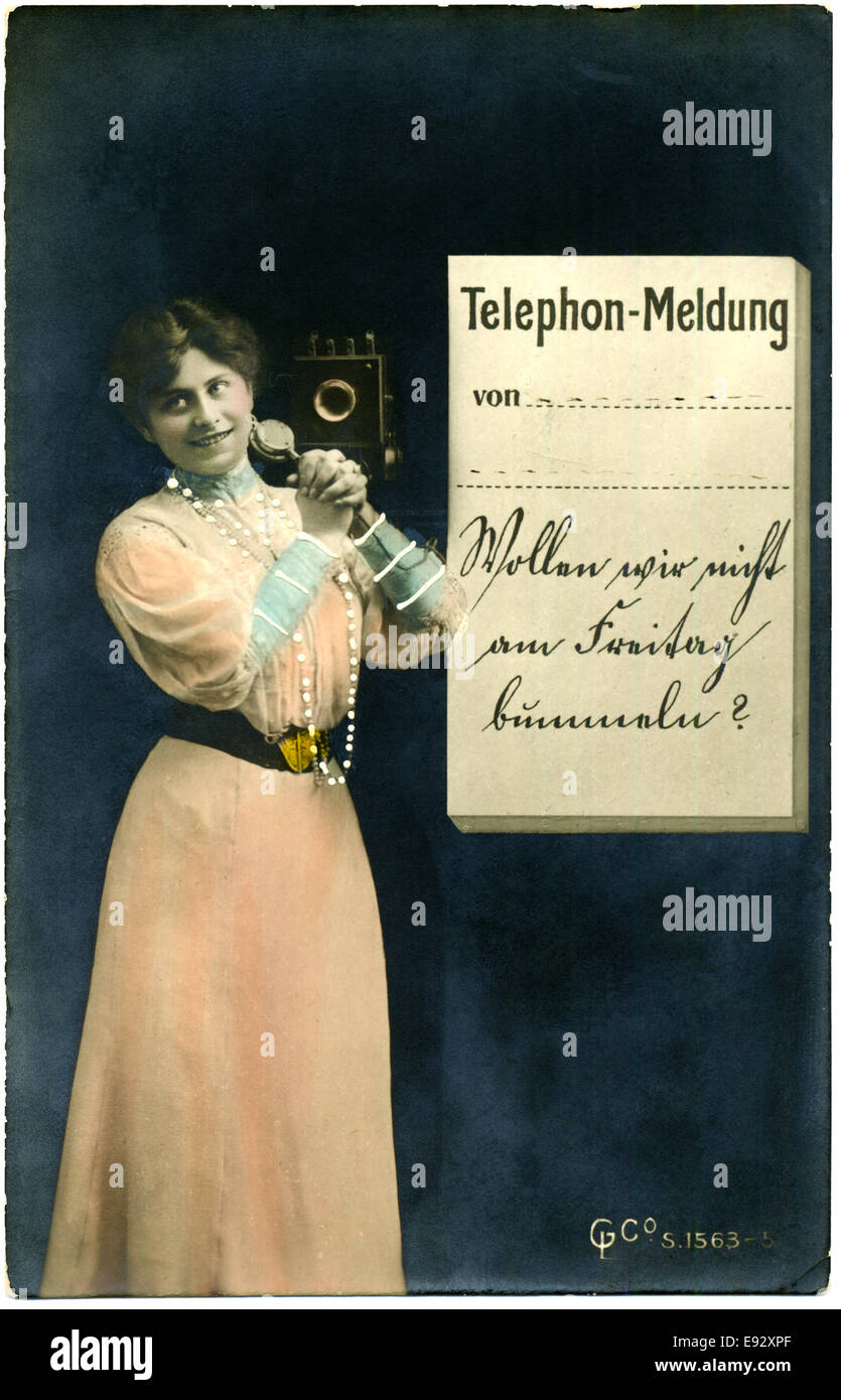 Donna in abiti lunghi Azienda Telefono, circa 1907 Foto Stock