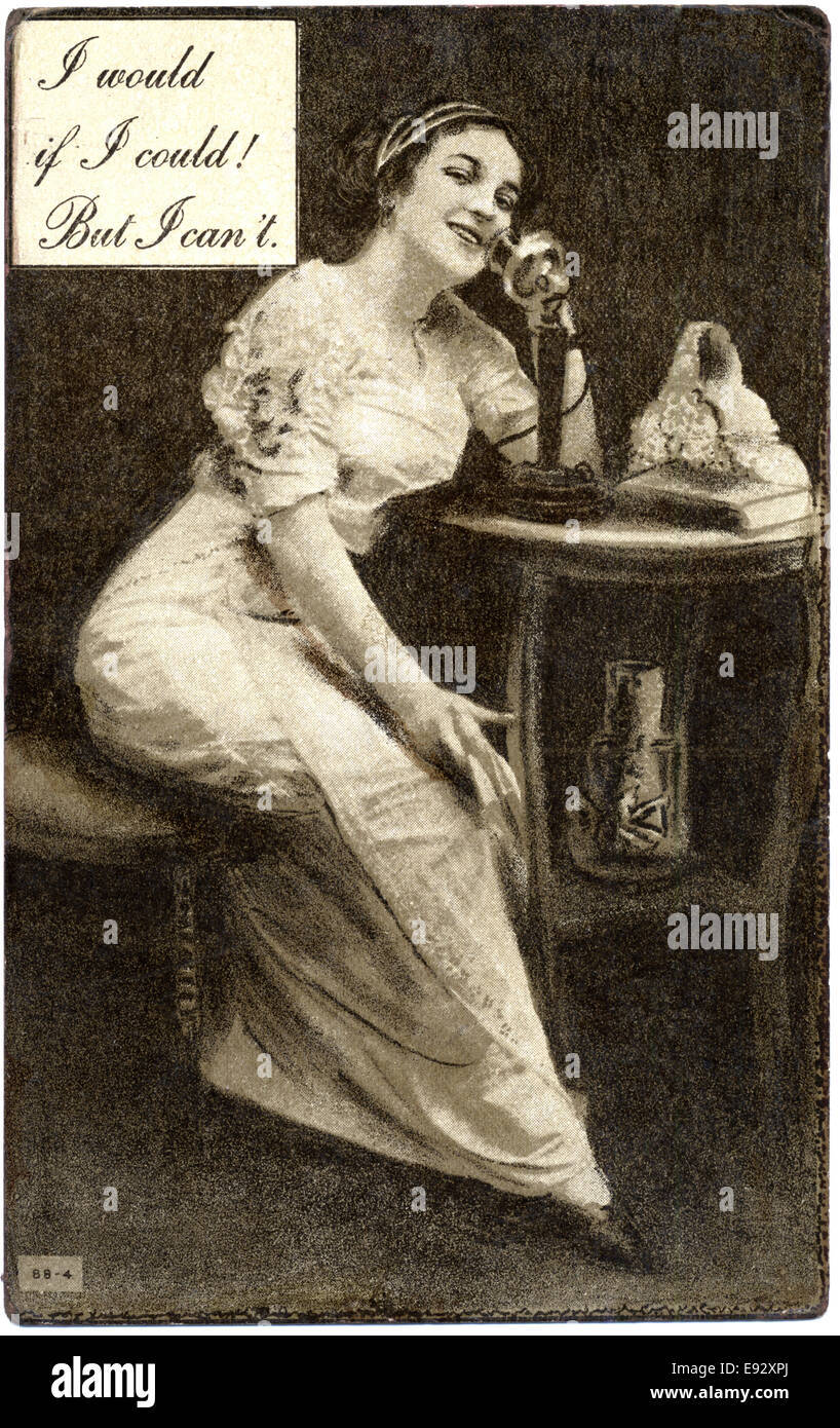 La donna seduta tenendo il telefono all'orecchio, 'Vorrei se potessi! Ma non posso", cartolina, circa 1910 Foto Stock