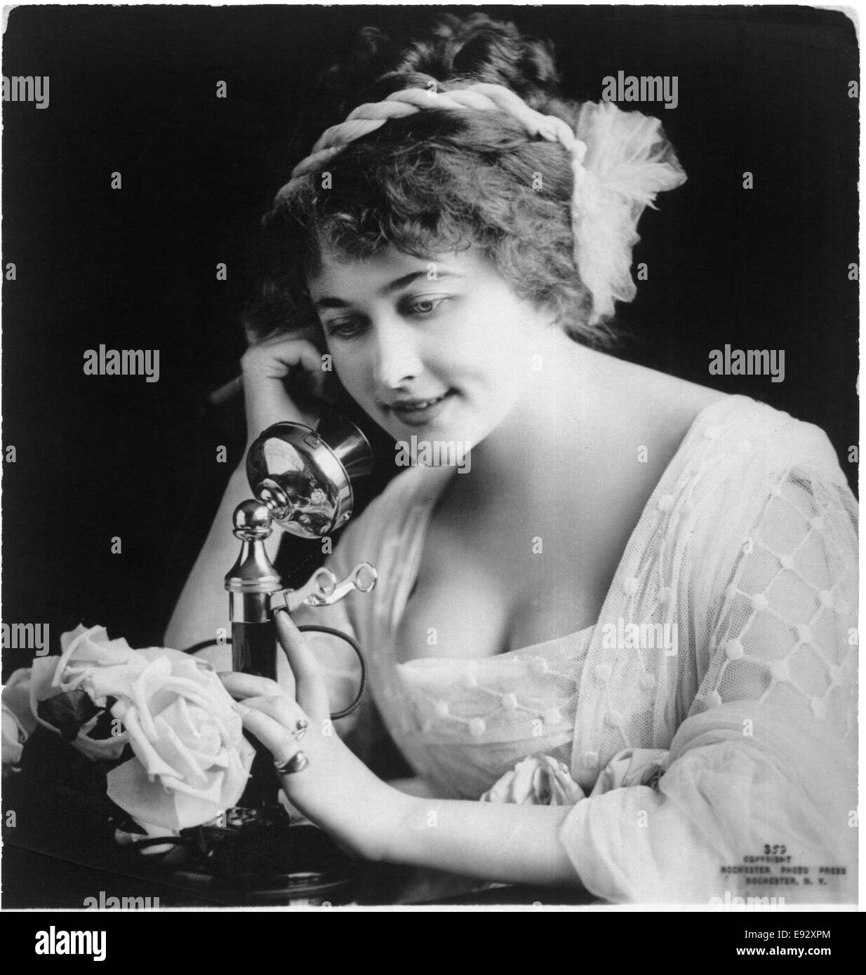 Donna seduta al tavolo Azienda Telefono, cartolina, circa 1910 Foto Stock