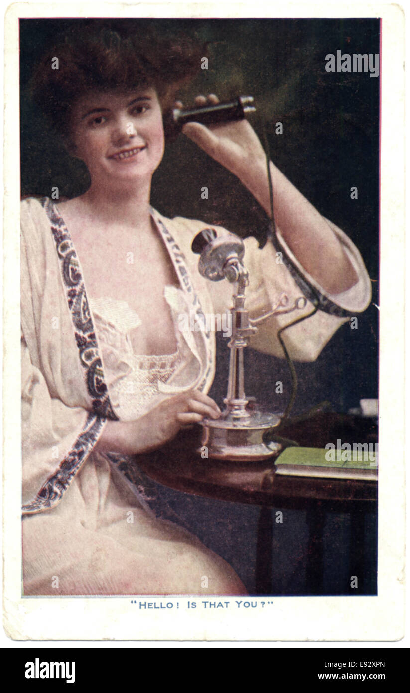 Donna sorridente Azienda Telefono, "Ciao, è che voi?", cartolina, circa 1907 Foto Stock