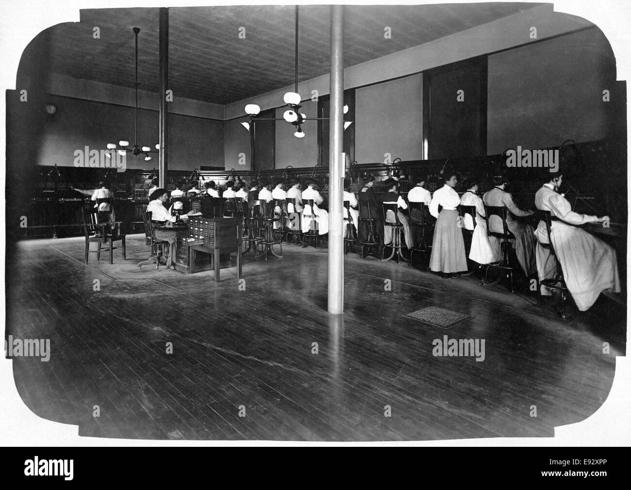 Donne al telefono stazioni operatore, Milwaukee, Wisconsin, USA, 1903 Foto Stock