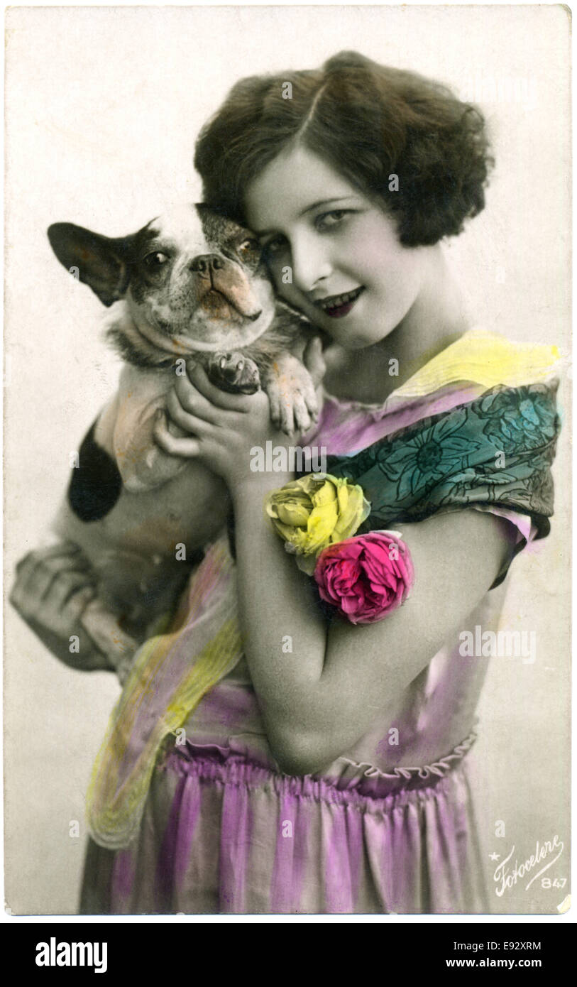 Donna che mantiene Boston Terrier cane, Hand-Colored cartolina italiana, circa 1910's Foto Stock