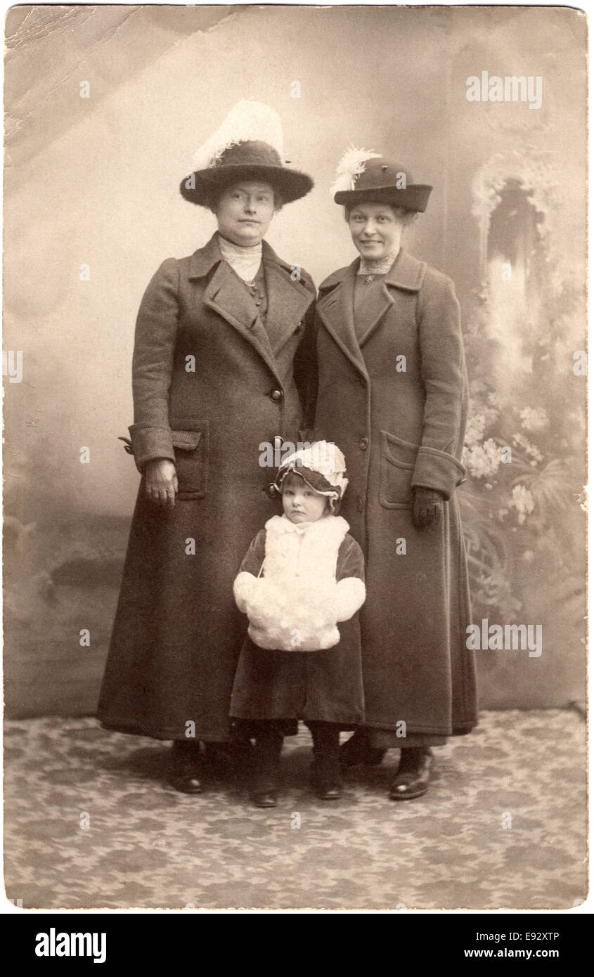 Due donne in Lunghi cappotti e il cappello con un bambino piccolo, Ritratto, cartolina, Danimarca, circa 1910's Foto Stock