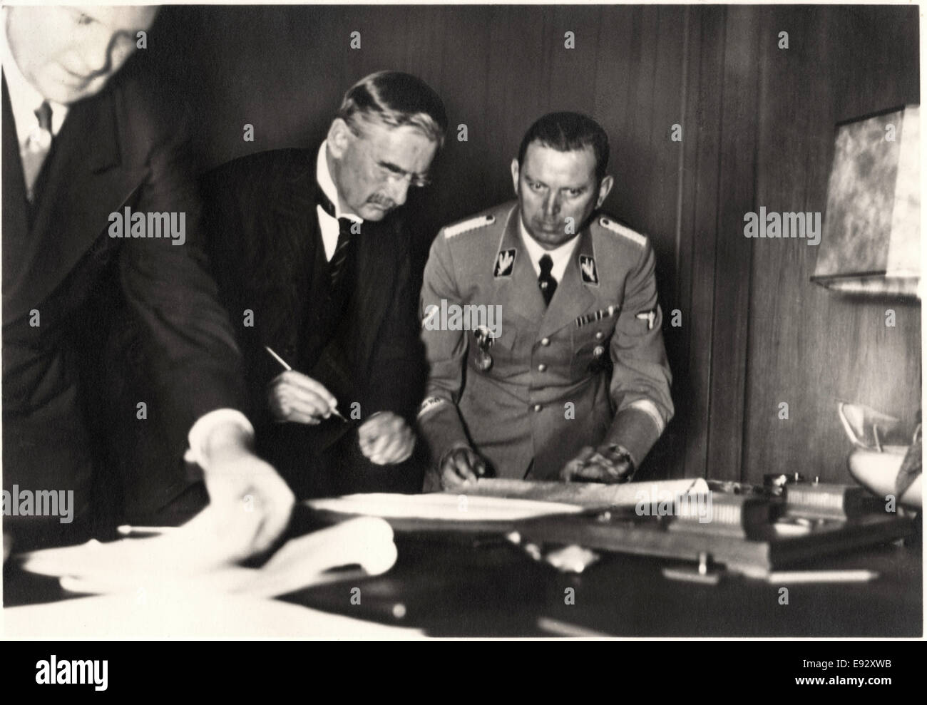 Il Primo Ministro inglese Neville Chamberlain firma accordo di Monaco di Baviera, Monaco di Baviera, Germania, 30 Settembre 1938 Foto Stock