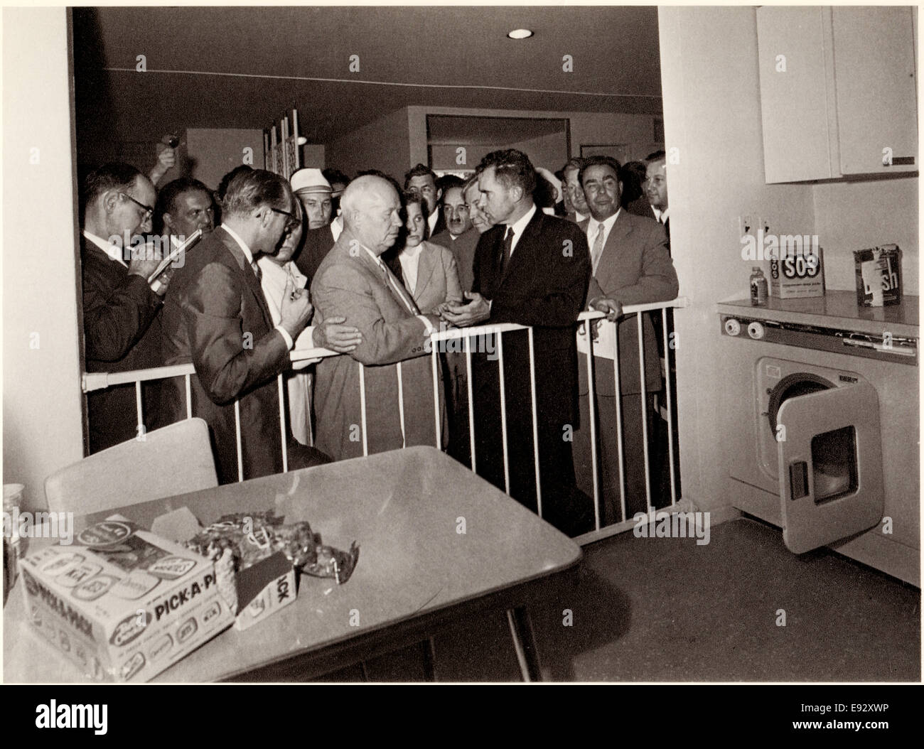 Stati Uniti Vice presidente Richard Nixon, Premier sovietico Nikita Khruschev frequentando American Exhibition risultante in cucina "discussione", Mosca, U.S.S.R, 1959 Foto Stock