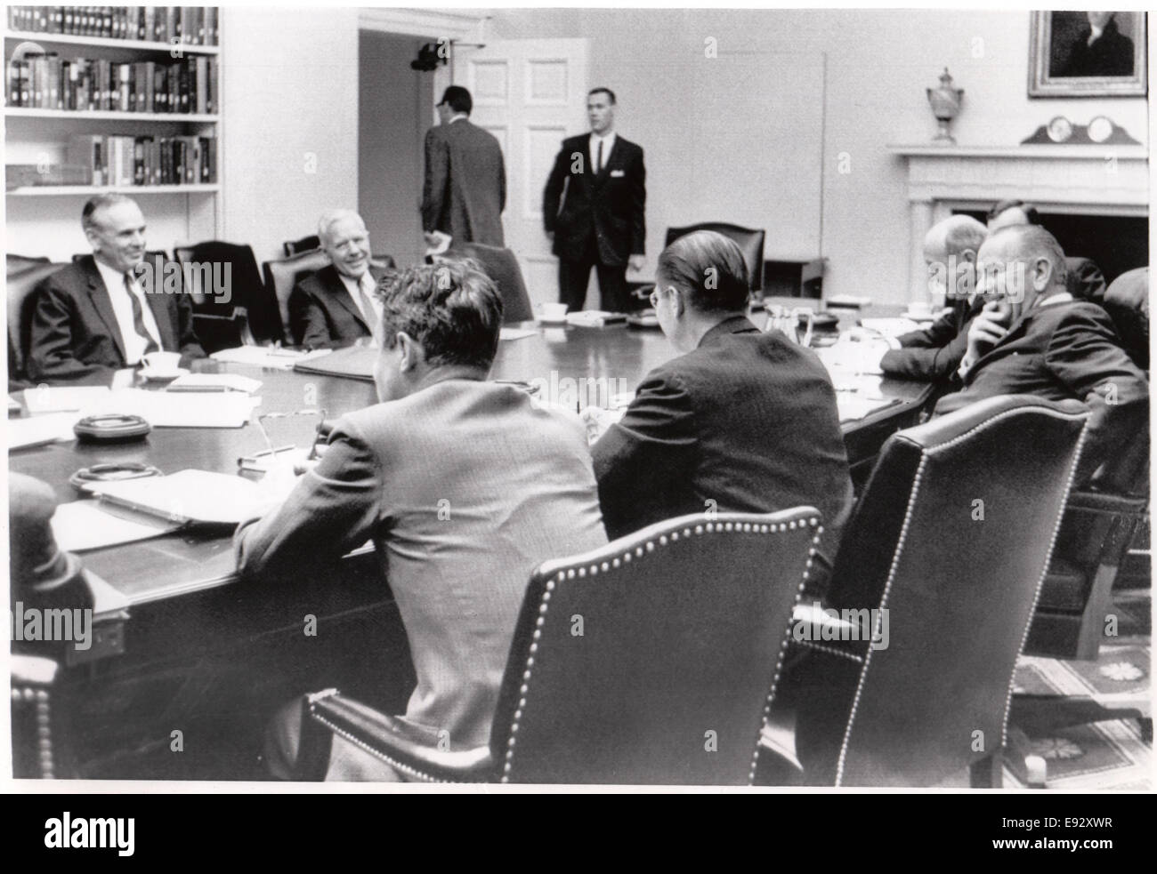 Stati Uniti Il presidente Lyndon Johnson durante la riunione politica, con Maxwell D. Taylor, John McCone Cyrus Vance, Robert McNamara, Dean Rusk, 1 Aprile 1965 Foto Stock