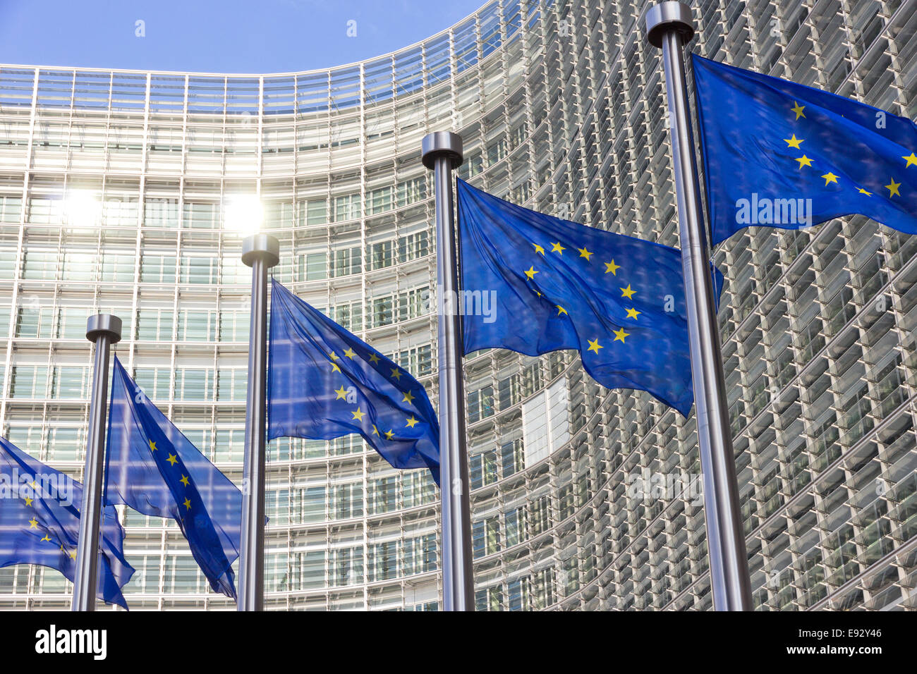 Bandiere dell'UE edificio della Commissione a Bruxelles Foto Stock