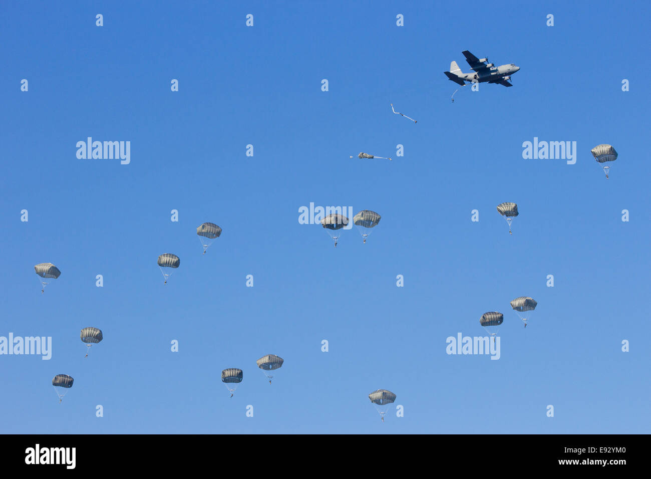 Il USAF C-130 Hercules scende paracadutisti dall'ottantaduesima annuncio in operazione Market Garden memorial Foto Stock