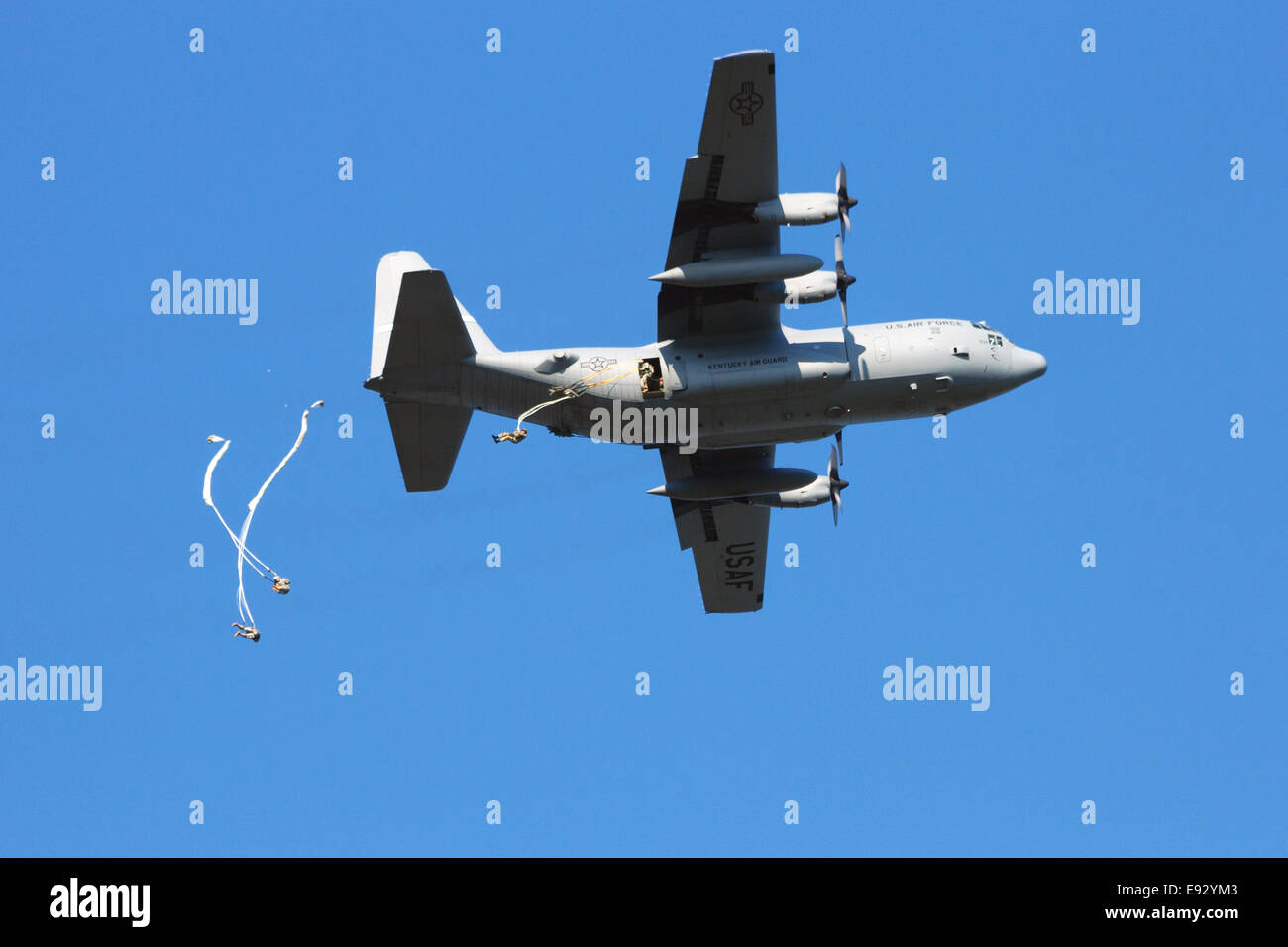 Il USAF C-130 Hercules scende paracadutisti dall'ottantaduesima annuncio in operazione Market Garden memorial Foto Stock