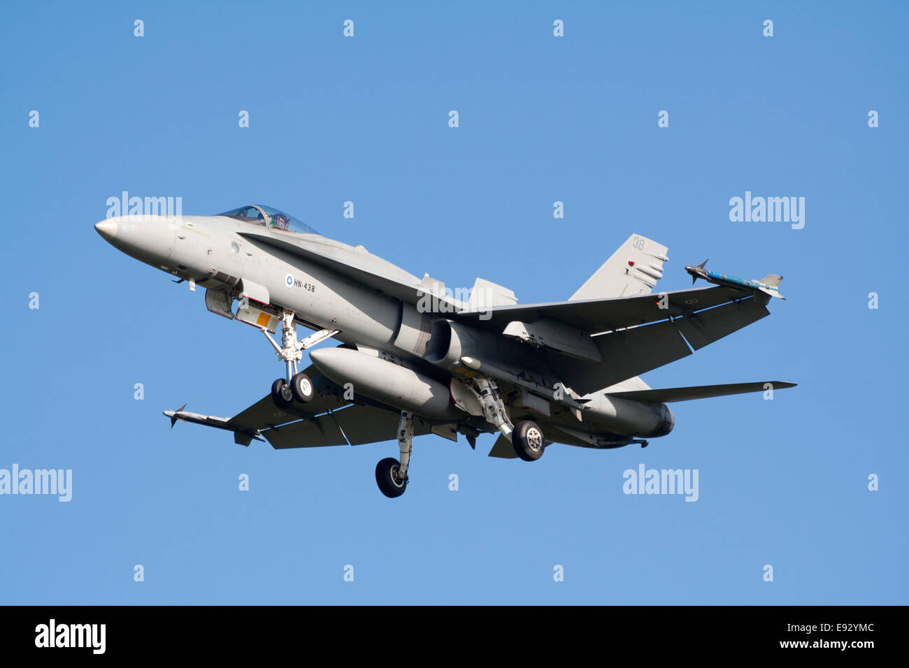 Finnish Air Force Boeing F/A-18 Hornet sbarco durante l'esercizio Frisone bandiera su Leeuwarden Airbase Foto Stock