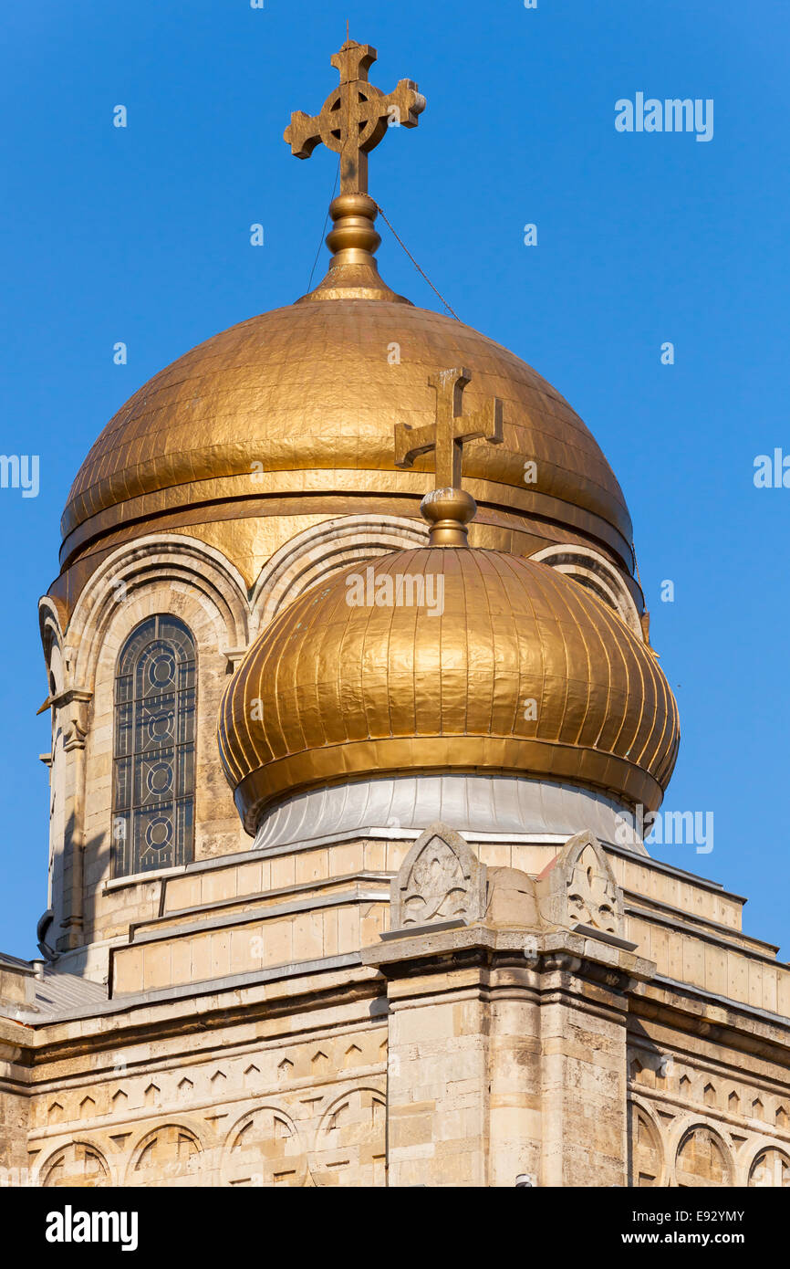 Cupole dorate della principale cattedrale ortodossa di Varna, Bulgaria Foto Stock