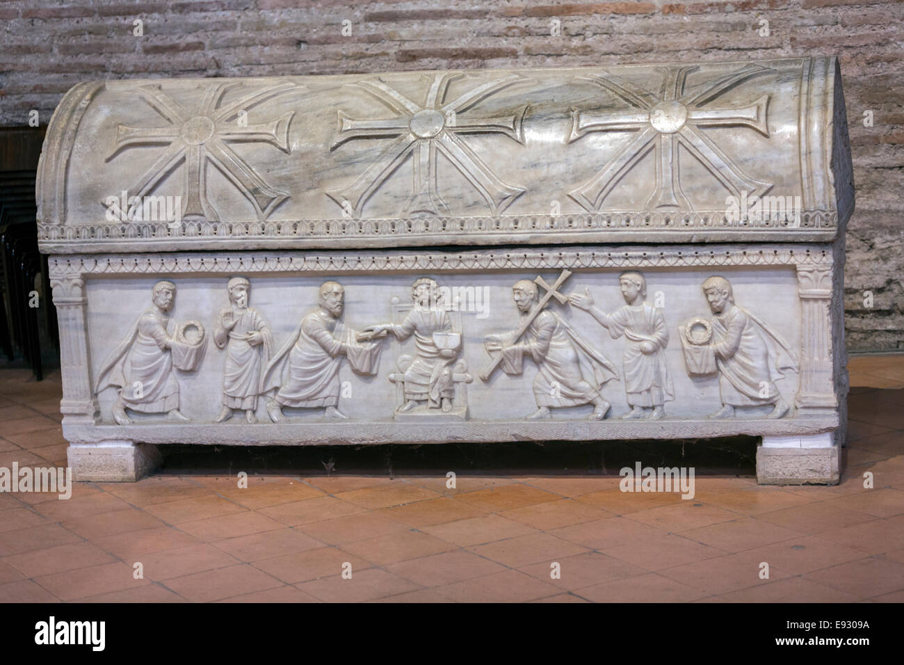 Sarcofago di marmo nella Basilica di Sant'Apollinare Foto Stock