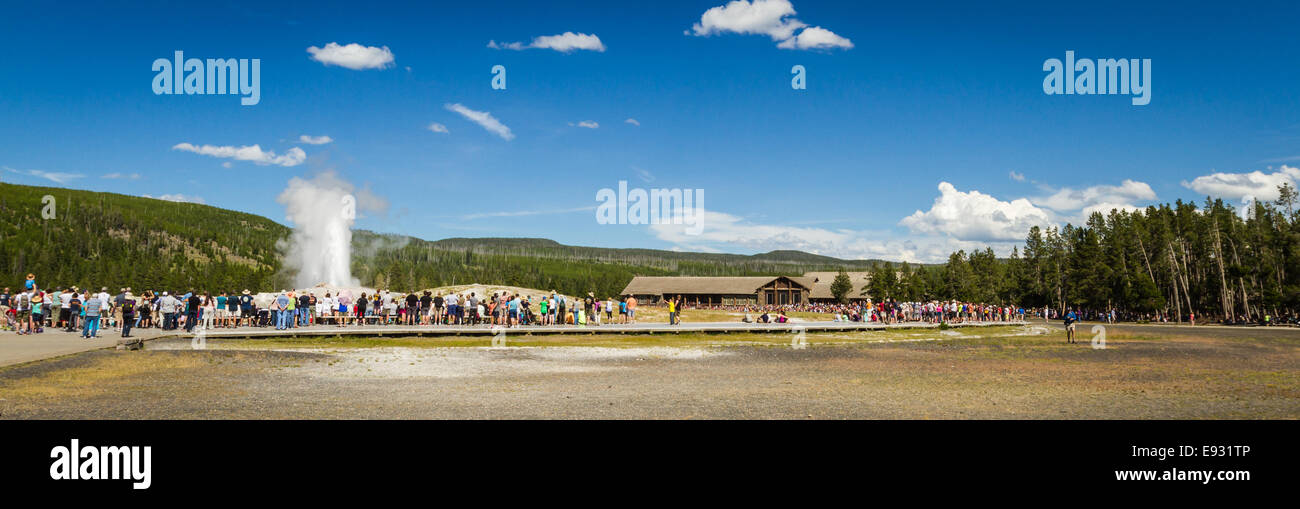 Parco nazionale di Yellowstone, Wyoming - Luglio 22 : gruppo di turisti in piedi guardando geyser Old Faithful; 22 luglio 2014 in Yellowst Foto Stock