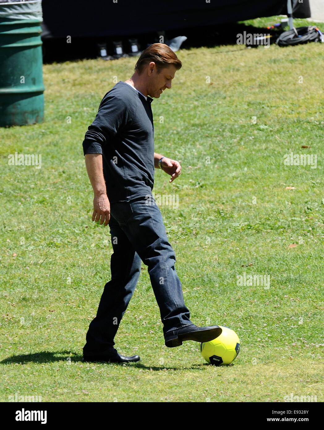 Gioco di troni star Sean Bean giocando con un pallone da calcio mentre sul set della sua nuova fiction TV "Legends" le riprese in Los Angeles CA. Dotato di: Sean Bean dove: Los Angeles, California, Stati Uniti quando: 14 Apr 2014 Foto Stock