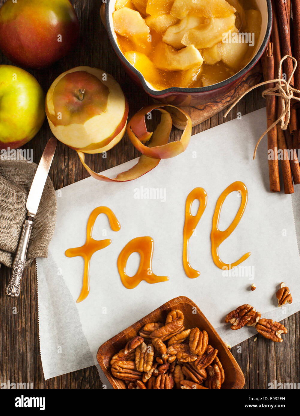 Autunno sfondo alimentare con le mele, le spezie e i dadi. Ingredienti per la cottura della torta di mele. Foto Stock