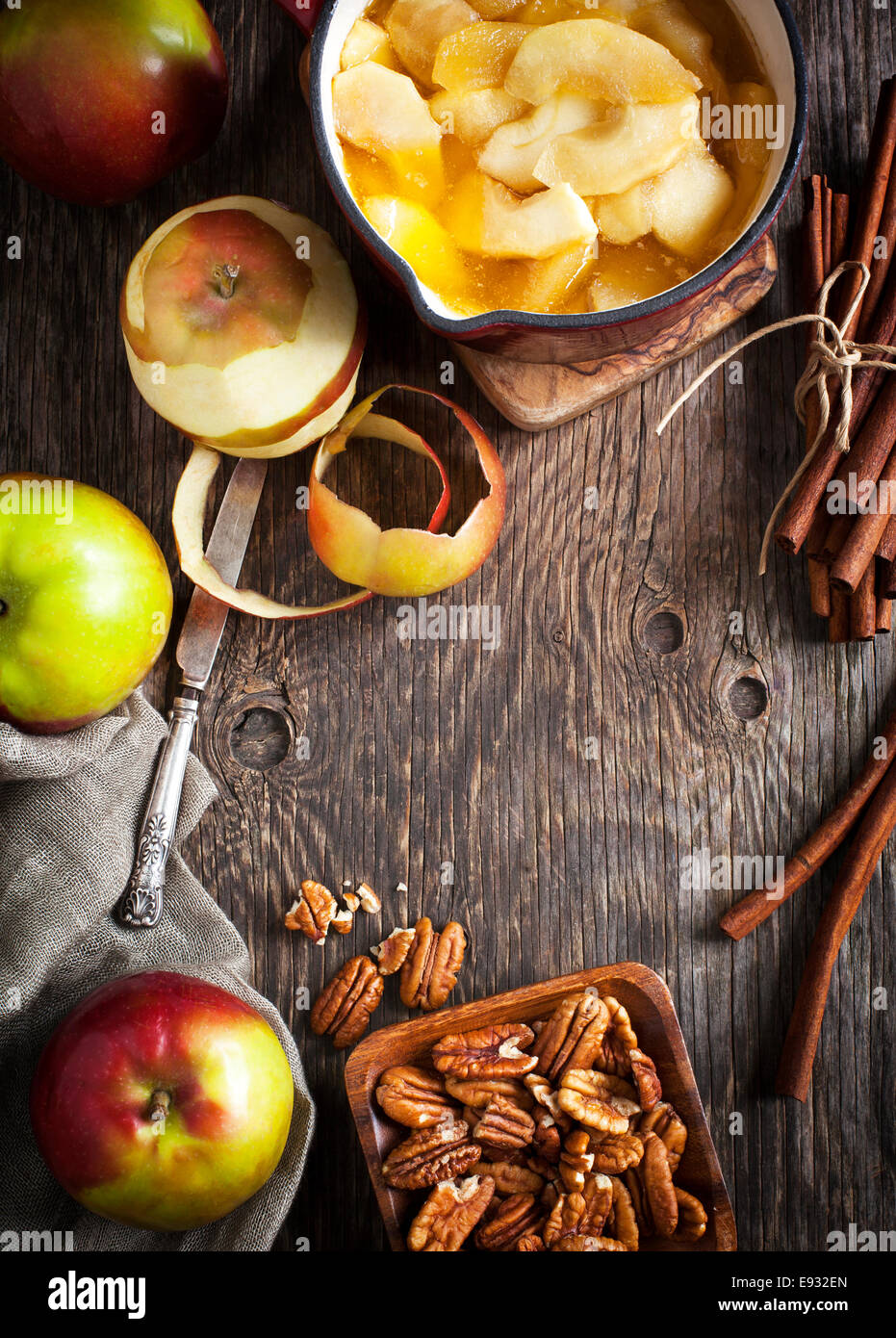 Autunno sfondo alimentare con le mele, le spezie e i dadi. Ingredienti per la cottura della torta di mele. Foto Stock