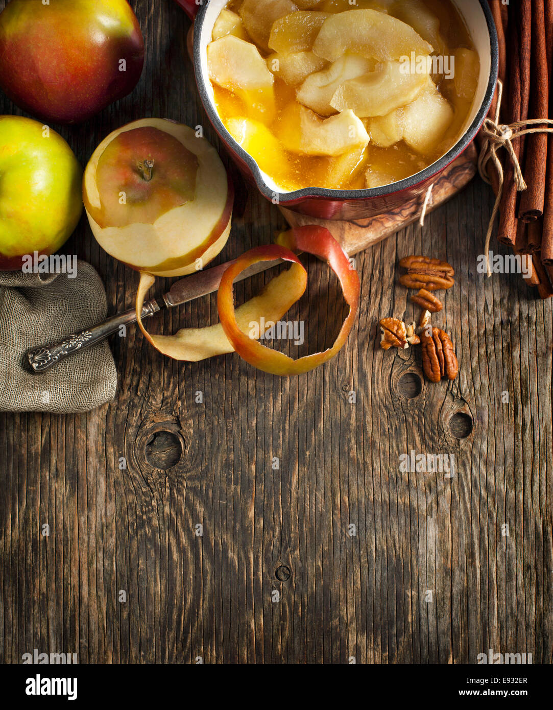 Autunno sfondo alimentare con le mele, le spezie e i dadi. Ingredienti per la cottura della torta di mele. Foto Stock