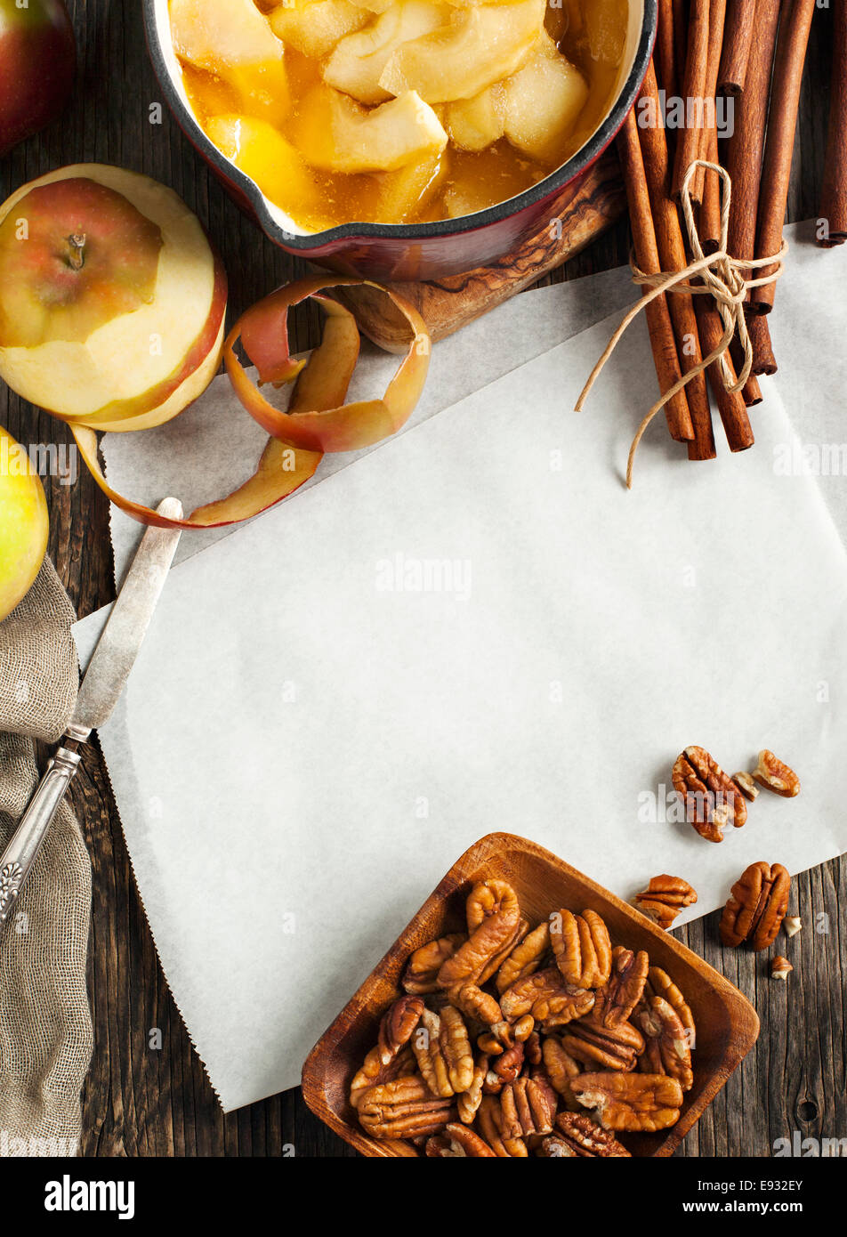 Autunno sfondo alimentare con le mele, le spezie e i dadi. Ingredienti per la cottura della torta di mele. Foto Stock